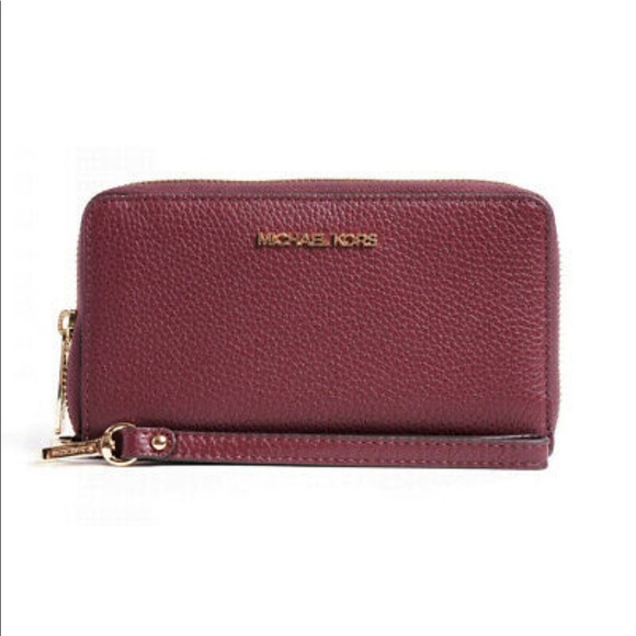 Michael Kors Handbags - Michael Kors Jet Set Travel Large Flat Multifunction Wristlet Pebble Leather